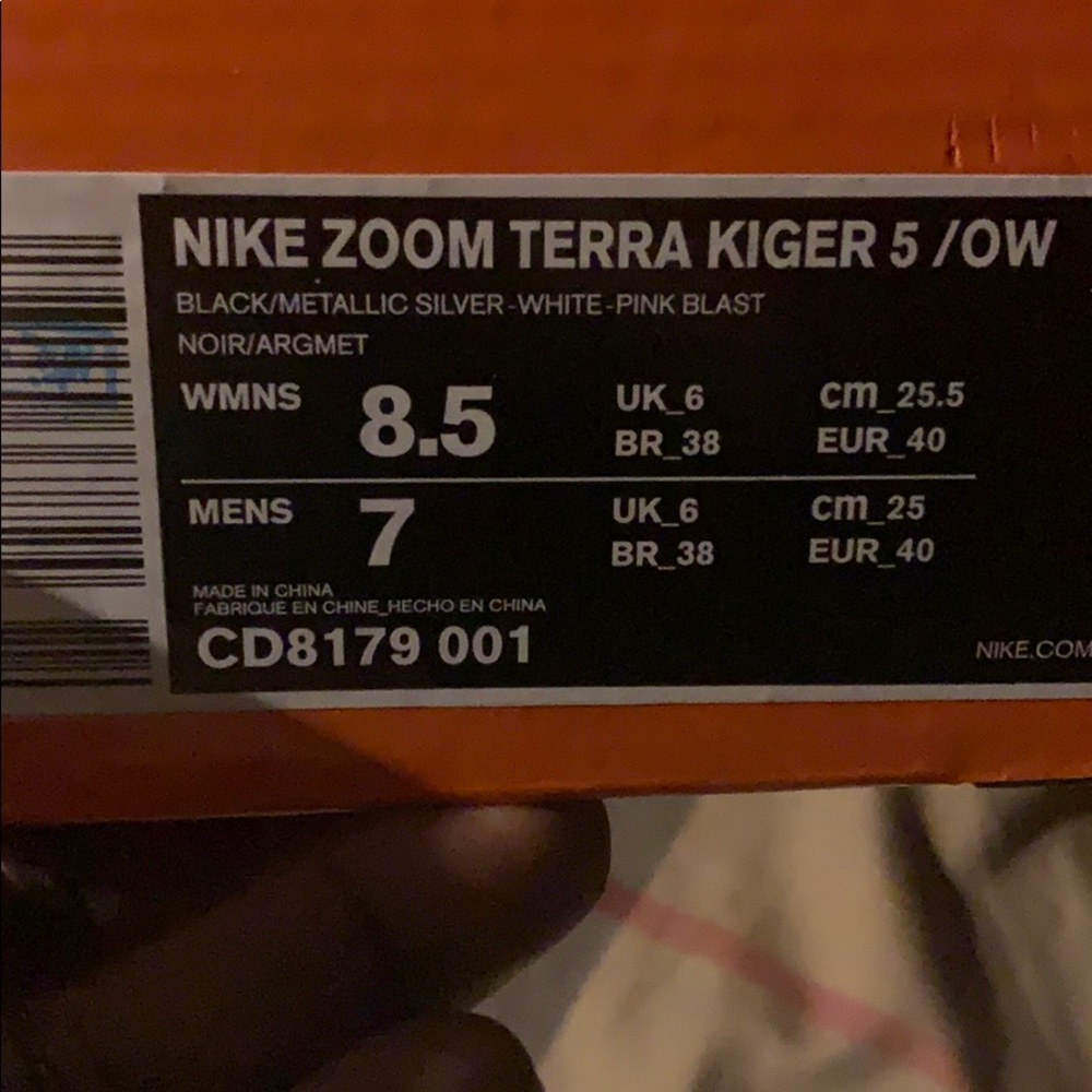 Sneakers - Picture 5 of 5